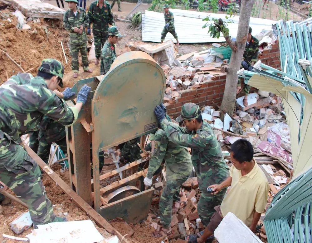 Bộ đội giúp người dân tìm kiếm, thu gom tài sản trong đống đổ nát