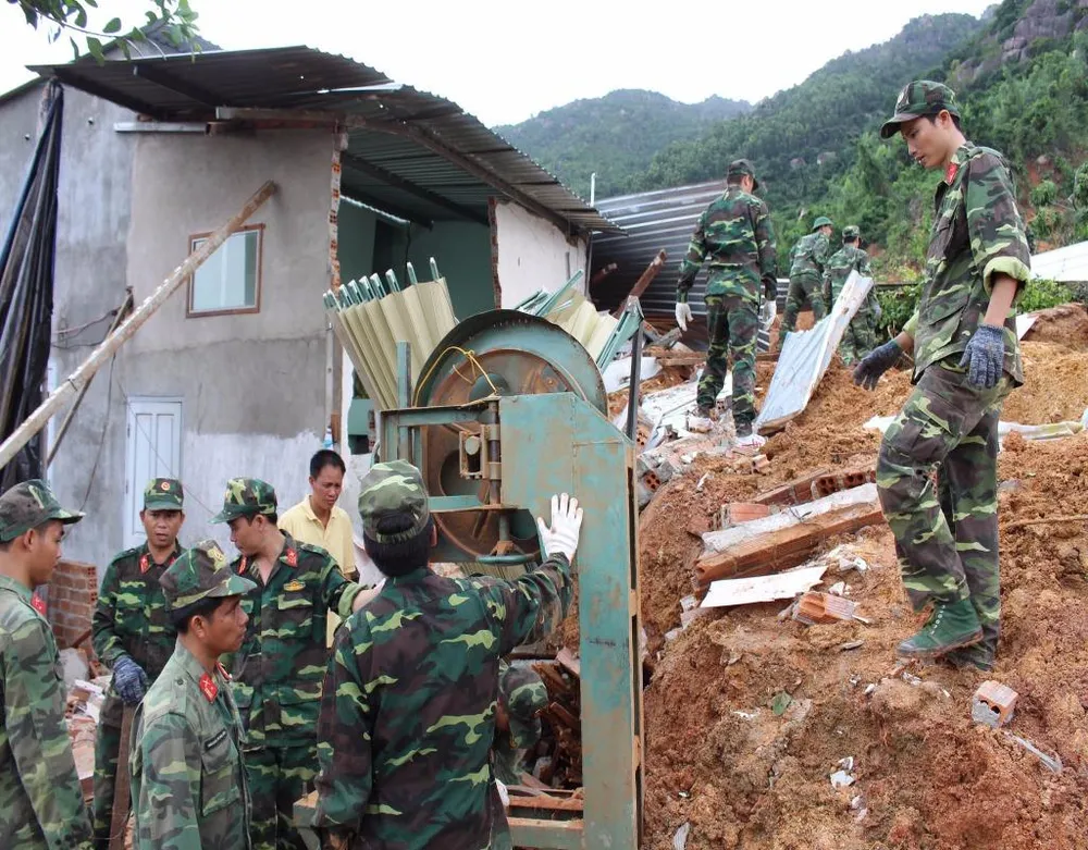 Lực lượng bộ đội giúp người dân thu dọn nhà cửa, đồ đạc bị chôn lấp