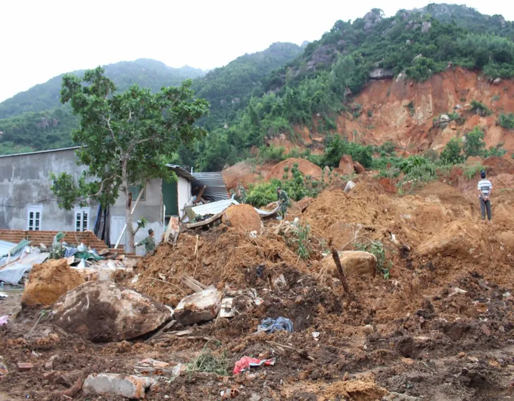 Phải mất ít nhất một tuần mới có thể san dọn hết khối lượng đất đá khổng lồ từ trên núi tràn xuống