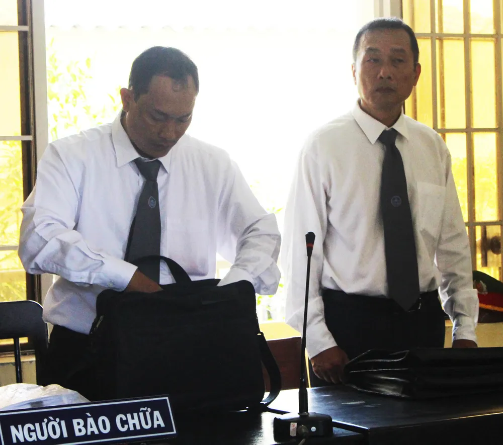 Phiên tòa rối loạn vì bị cáo… đủ 18 tuổi ảnh 2 Phiên tòa rối loạn vì bị cáo… đủ 18 tuổi ảnh 2