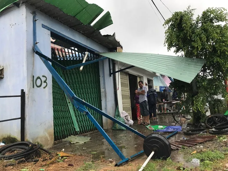 Cam Lâm, Diên Khánh tan hoang trong bão - ảnh 1