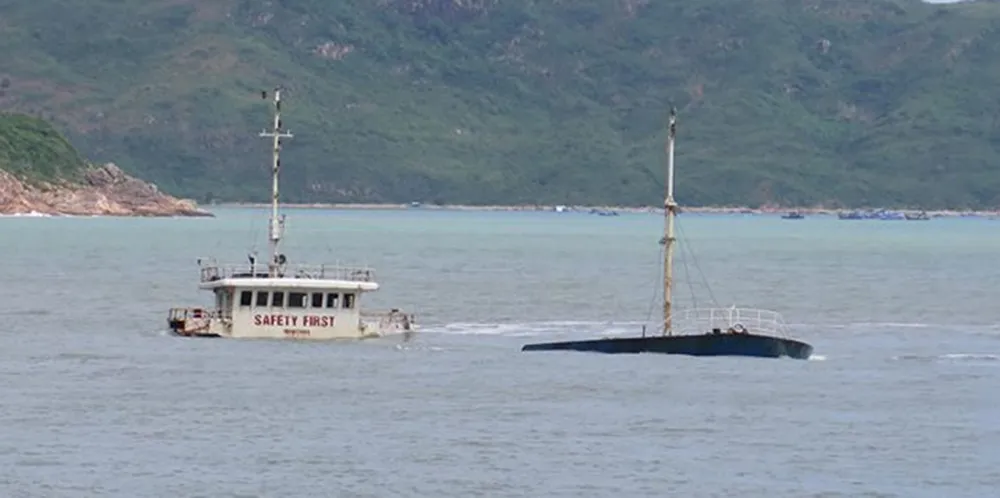 Hiểm họa chực chờ từ 8 con tàu chìm ở biển Quy Nhơn ảnh 2