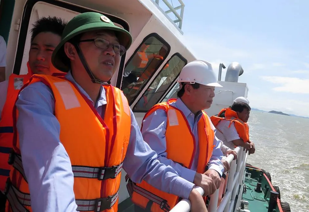 Hiểm họa chực chờ từ 8 con tàu chìm ở biển Quy Nhơn ảnh 3