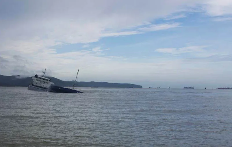 Hiểm họa chực chờ từ 8 con tàu chìm ở biển Quy Nhơn ảnh 1