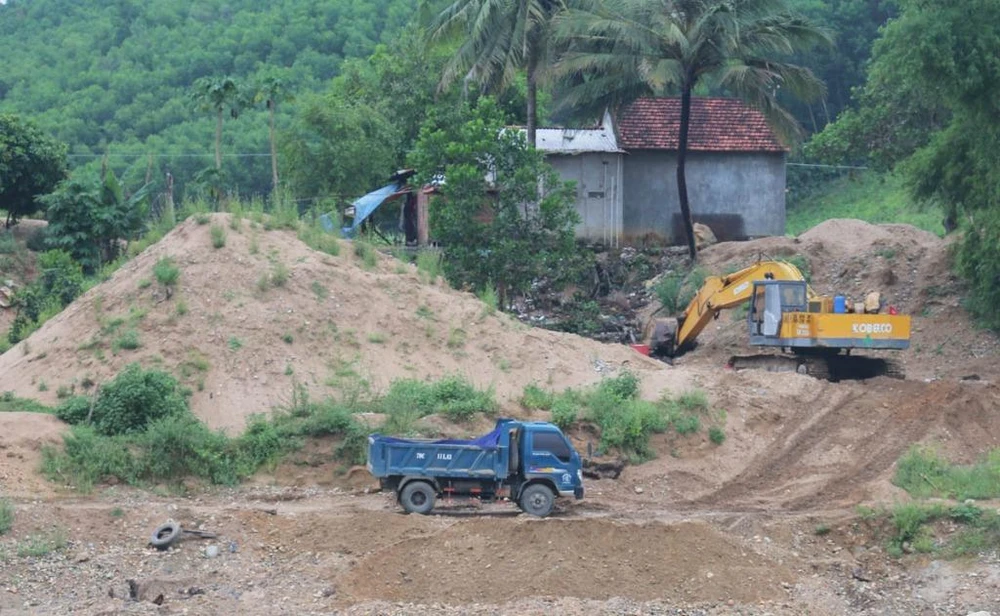 Nữ giám đốc khai thác cát lậu bị khởi tố ảnh 1