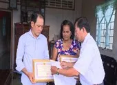 Khen thưởng bà nội trợ và ông nông dân trả lại 120 triệu đồng