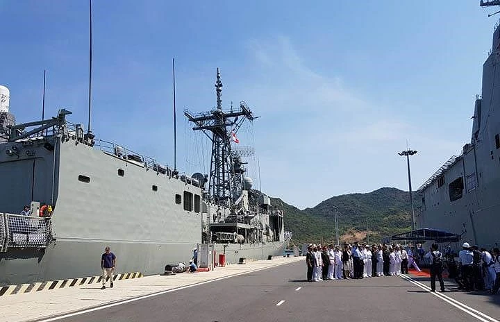 2 tàu hải quân Hoàng gia Australia thăm Việt Nam ảnh 5