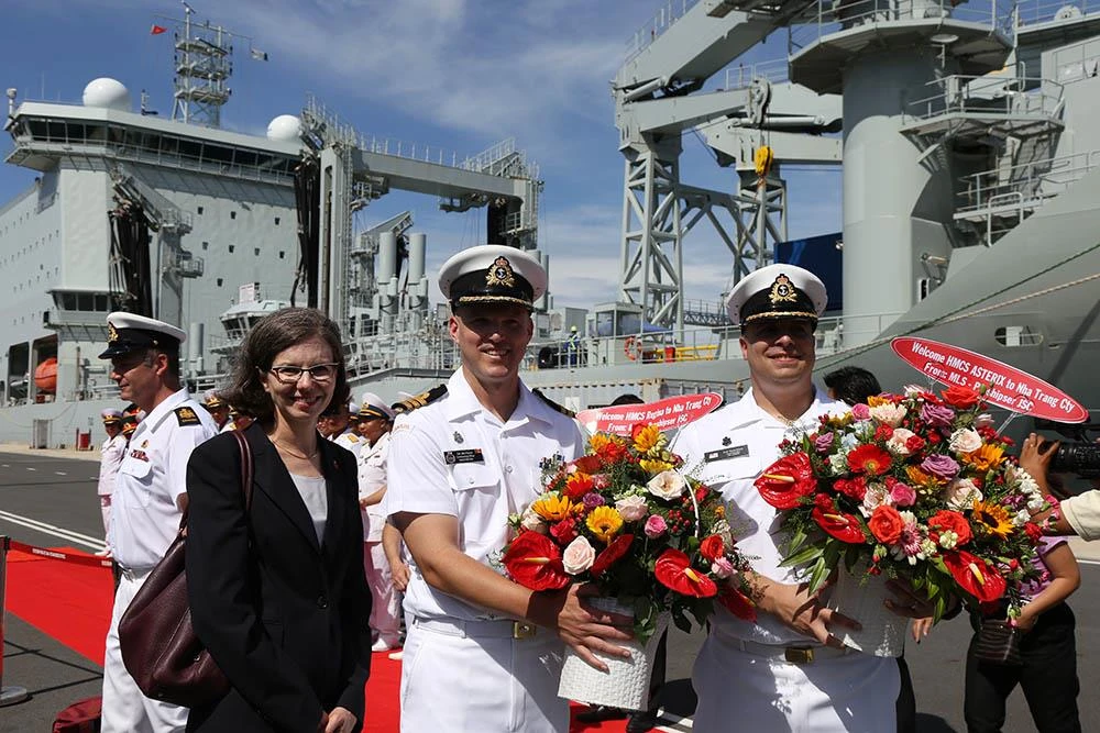 Tàu khu trục Canada thăm cảng Cam Ranh ảnh 7