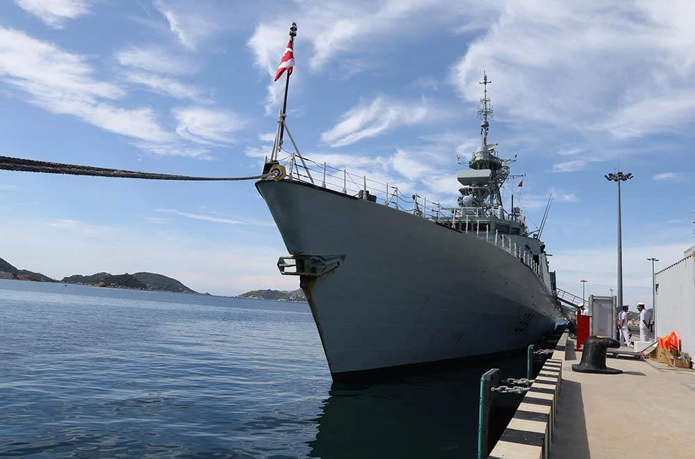 Tàu khu trục Canada thăm cảng Cam Ranh ảnh 8
