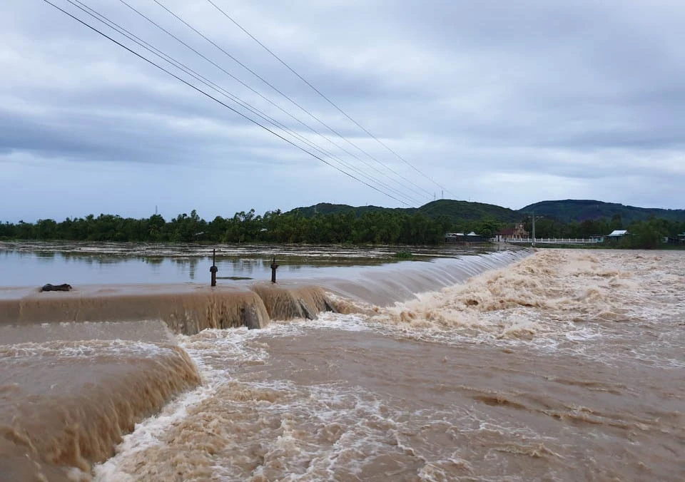 Sóng biển ập lên đường phố, đánh sập kè ở Phú Yên ảnh 8