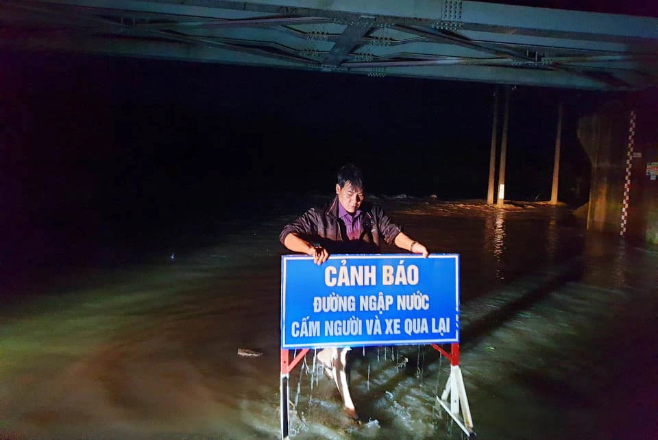 Sóng biển ập lên đường phố, đánh sập kè ở Phú Yên ảnh 7