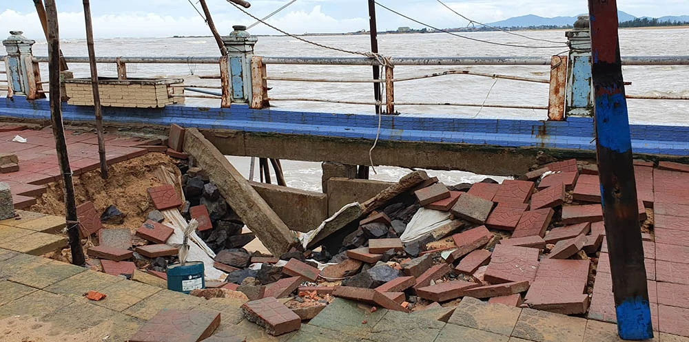 Sóng biển ập lên đường phố, đánh sập kè ở Phú Yên ảnh 6