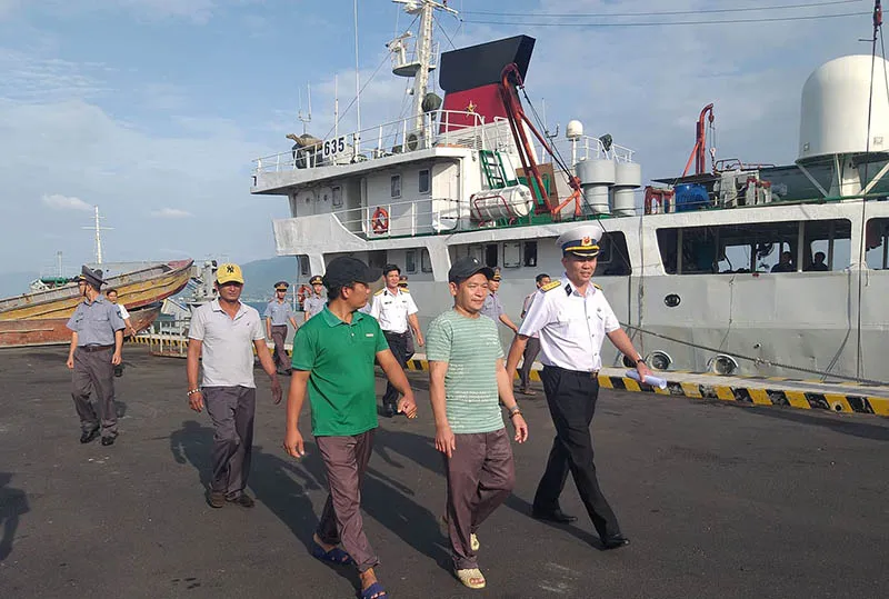 3 thuyền viên kể lại 50 giờ ôm ván lênh đênh trong bão số 9 ảnh 5