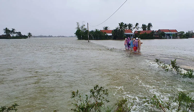Bão vừa tan, nhiều làng ở Phú Yên hối hả chạy lũ ảnh 8 Bão vừa tan, nhiều làng ở Phú Yên hối hả chạy lũ ảnh 8