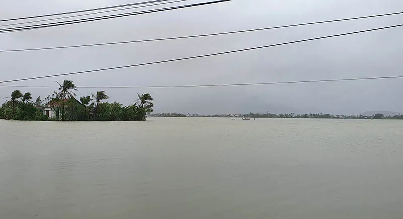 Bão vừa tan, nhiều làng ở Phú Yên hối hả chạy lũ ảnh 9 Bão vừa tan, nhiều làng ở Phú Yên hối hả chạy lũ ảnh 9