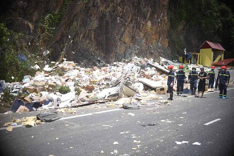 Xe tải đổ đèo Cù Mông đâm vào vách núi, 2 người chết ảnh 3