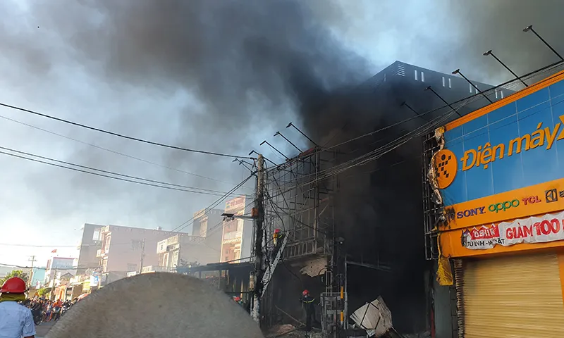 Lửa thiêu rụi trung tâm điện máy ở Phú Yên ảnh 4