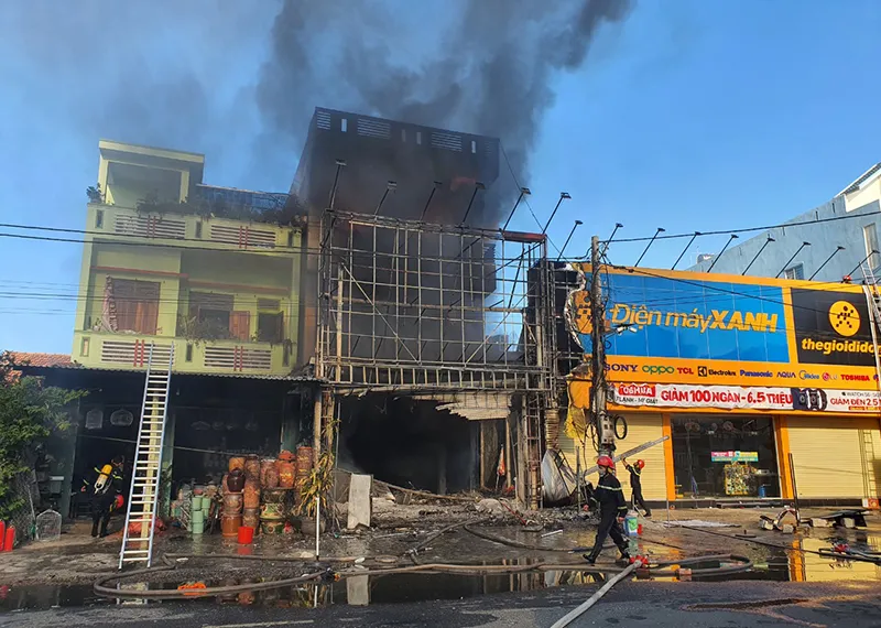 Lửa thiêu rụi trung tâm điện máy ở Phú Yên ảnh 6