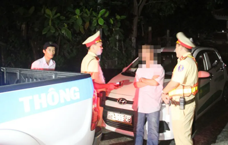 1 trưởng phòng uống rượu bia, lái ô tô vào đường cấm khi đang giãn cách ảnh 2 1 trưởng phòng uống rượu bia, lái ô tô vào đường cấm khi đang giãn cách ảnh 2