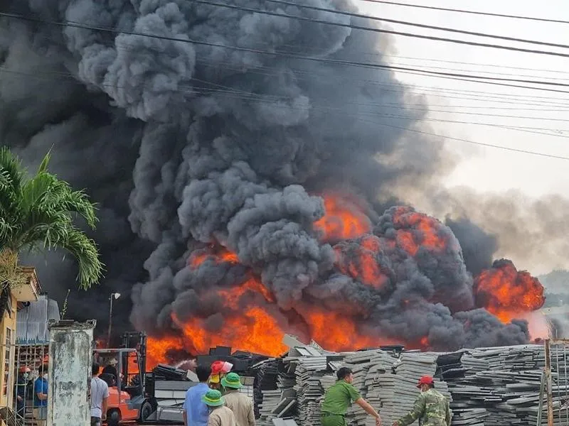 Đám cháy dữ dội tại khu nhà kho trong cụm công nghiệp Nhơn Bình. Ảnh: QĐ Đám cháy dữ dội tại khu nhà kho trong cụm công nghiệp Nhơn Bình. Ảnh: QĐ