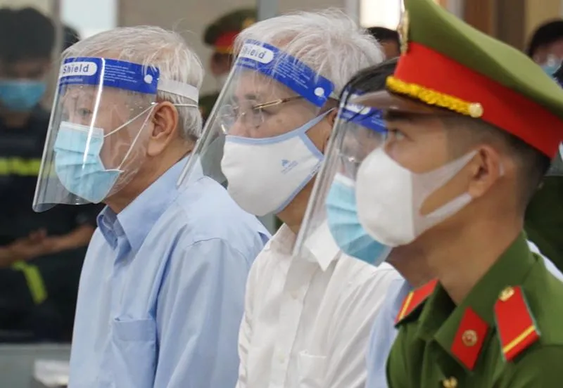 Các bị cáo nghe tòa tuyên án. Ảnh: HUỲNH HẢI