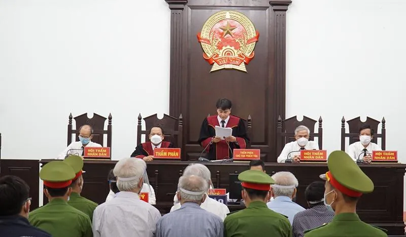 Chủ tọa phiên tòa đọc bản án sơ thẩm. Ảnh: HUỲNH HẢI