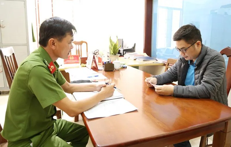 Cơ quan công an tống đạt quyết định khởi tố đối với Đặng Văn Quân. Ảnh: CACC Cơ quan công an tống đạt quyết định khởi tố đối với Đặng Văn Quân. Ảnh: CACC