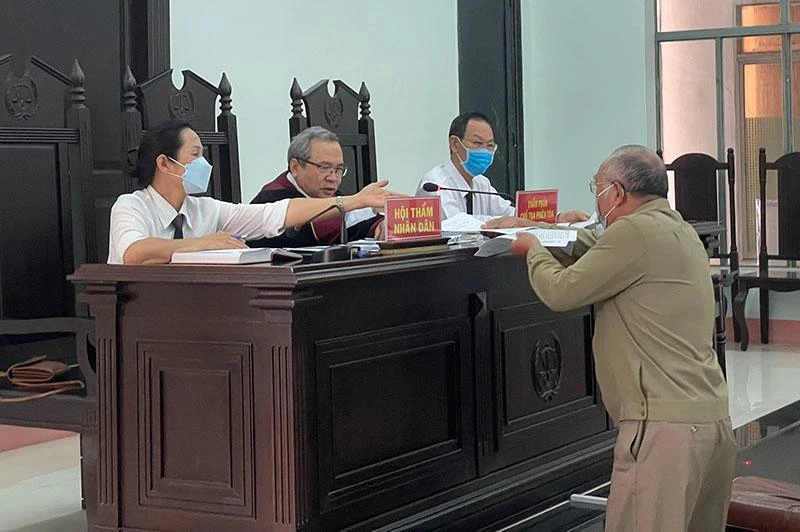 Ông Nguyễn Văn Bình giao nộp chứng cứ cho HĐXX. Ảnh: HH Ông Nguyễn Văn Bình giao nộp chứng cứ cho HĐXX. Ảnh: HH