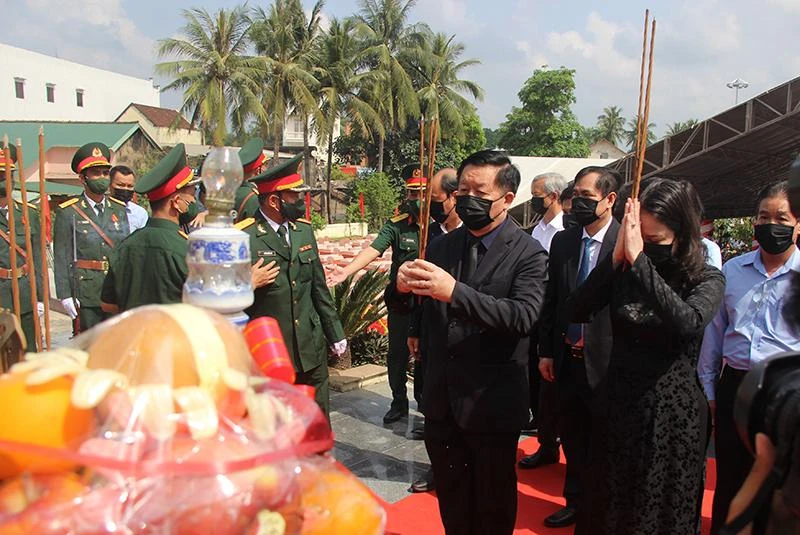 Ông Nguyễn Trọng Nghĩa, Bí thư Trung ương Đảng, Trưởng ban Tuyên giáo Trung ương; bà Võ Thị Ánh Xuân, Phó Chủ tịch nước dâng hương tưởng niệm các liệt sĩ. Ảnh: NO