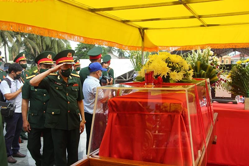 Đồng đội tưởng niệm các liệt sĩ. An táng các liệt sĩ. Các liệt sĩ về với đất mẹ