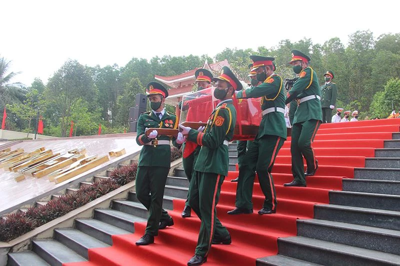 Lễ an táng các liệt sĩ vừa được tìm thấy hài cốt. Ảnh: NO