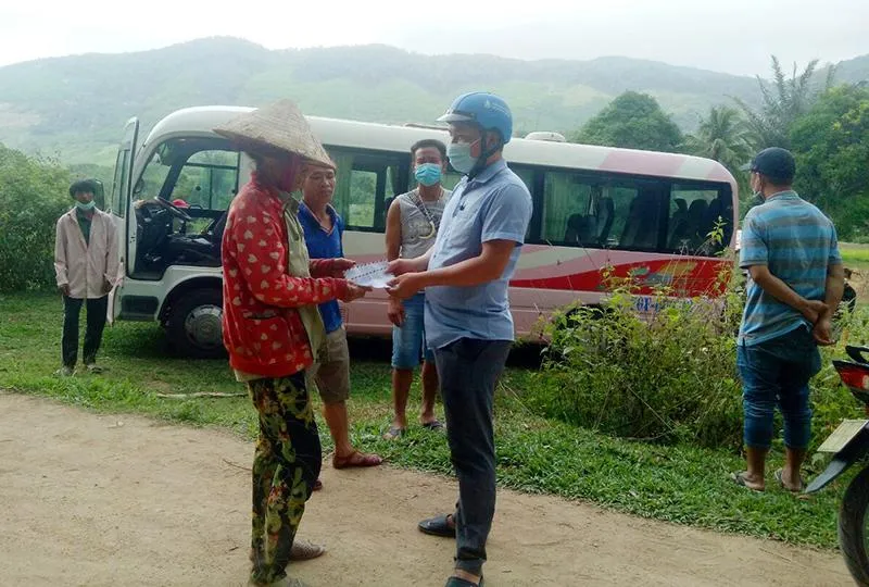 Các nhà hảo tâm hỗ trợ đưa nạn nhân về quê. Ảnh: HP Các nhà hảo tâm hỗ trợ đưa nạn nhân về quê. Ảnh: HP