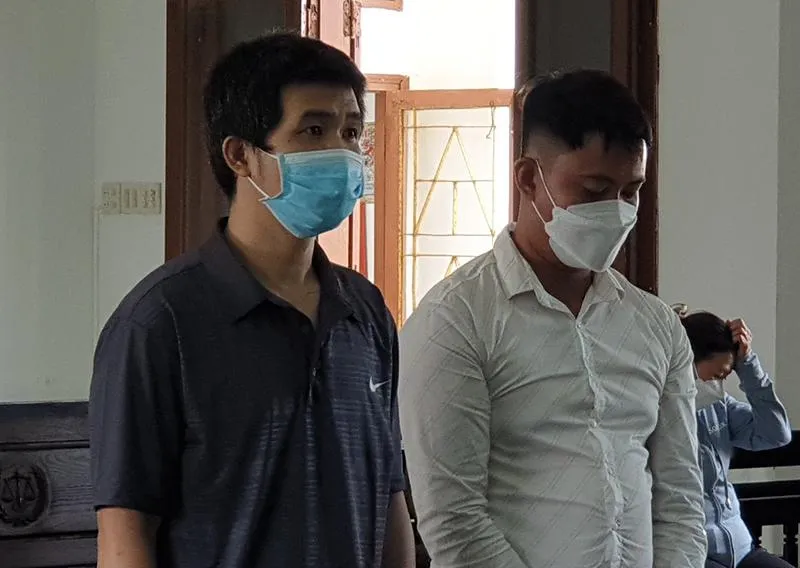 Bị cáo Phạm Sơn Thương (trái) và bị cáo Lê Lợi nghe tòa tuyên án. Ảnh: HÒA HIỆP