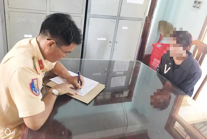 Công an huyện Kbang làm việc với PQH. Ảnh: CA