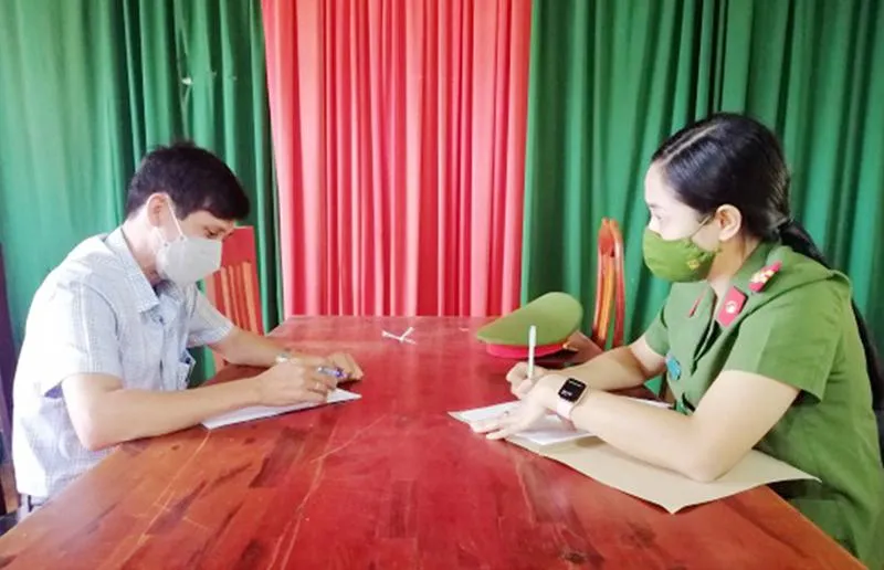 Cơ quan CSĐT Công an tỉnh Gia Lai làm việc với Chu Sỹ Mởn. Ảnh: CÔNG AN GIA LAI