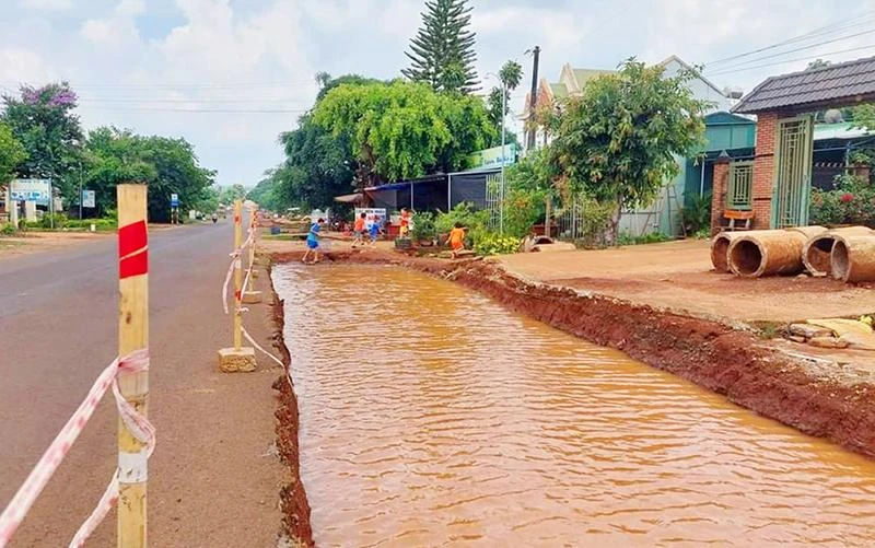Thi công nâng cấp quốc lộ 19 đoạn qua huyện Đức Cơ tạo thành hố nước sâu rất nguy hiểm. Ảnh: Người dân cung cấp.