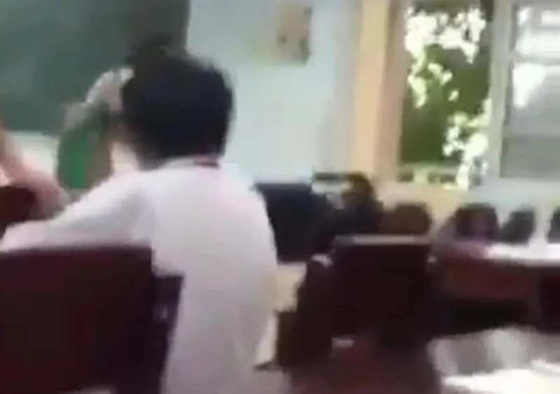 Hình ảnh cô giáo dùng cây đánh học sinh trong clip do học sinh quay lại.