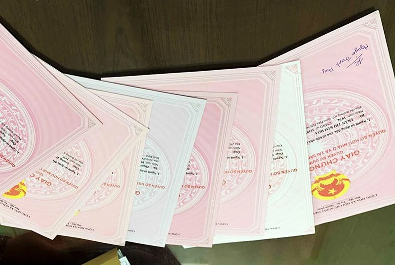 Các sổ hồng giả do Hoa cùng các bị can làm, cung cấp cho người dân. Ảnh: CA Các sổ hồng giả do Hoa cùng các bị can làm, cung cấp cho người dân. Ảnh: CA