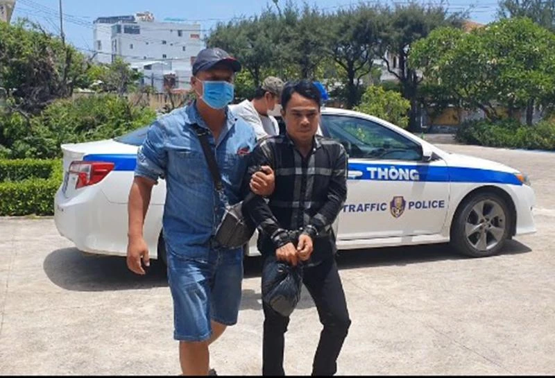 Di lý nghi can Đoàn Minh Hải từ TP.HCM về Phú Yên. Ảnh: TẤN LỘC