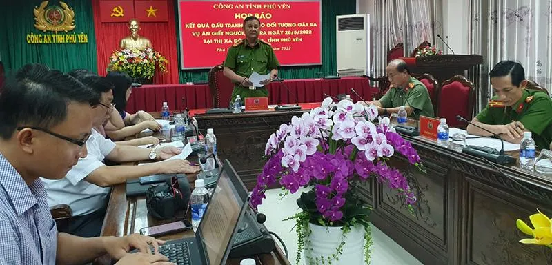 Công an Phú Yên họp báo cung cấp thông tin kết quả điều tra vụ án. Ảnh: TẤN LỘC