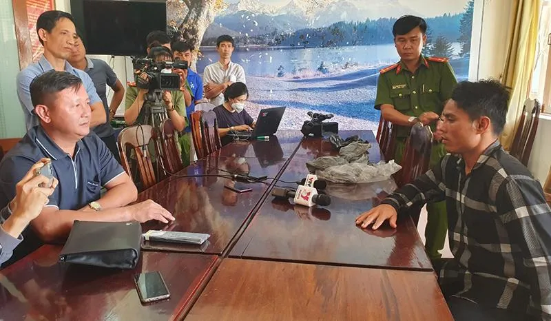 Lực lượng công an lấy lời khai nhanh nghi can Đoàn Minh Hải. Ảnh: TẤN LỘC