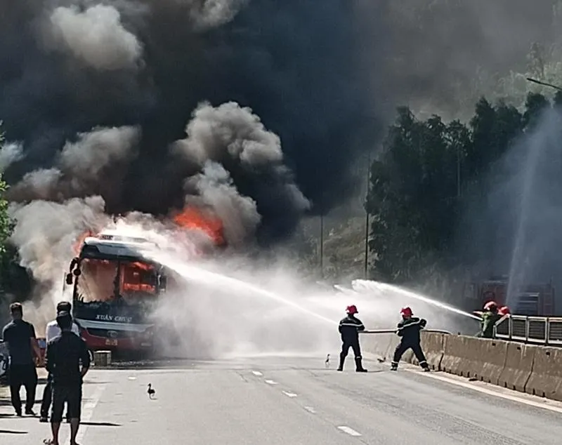 Chiếc xe bốc cháy dữ dội. Ảnh: V.PHONG Chiếc xe bốc cháy dữ dội. Ảnh: V.PHONG