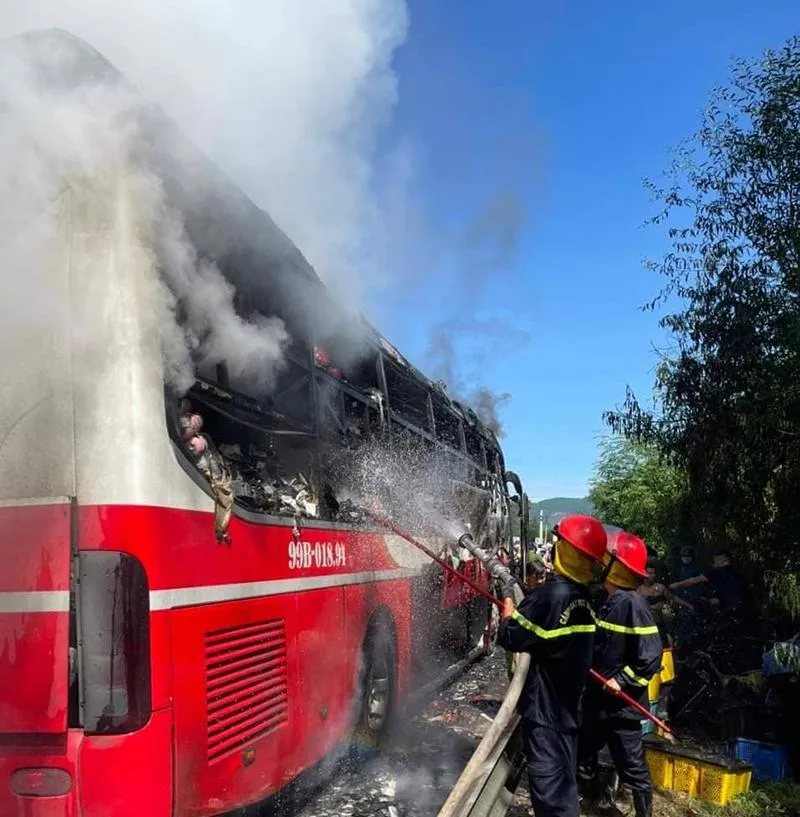 Lực lượng chữa cháy dập lửa. Ảnh: CAO MINH Lực lượng chữa cháy dập lửa. Ảnh: CAO MINH