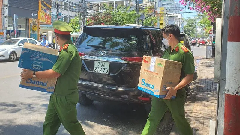 Cơ quan điều tra hoàn tất việc khám xét tại CDC Khánh Hòa. Ảnh: HUỲNH HẢI