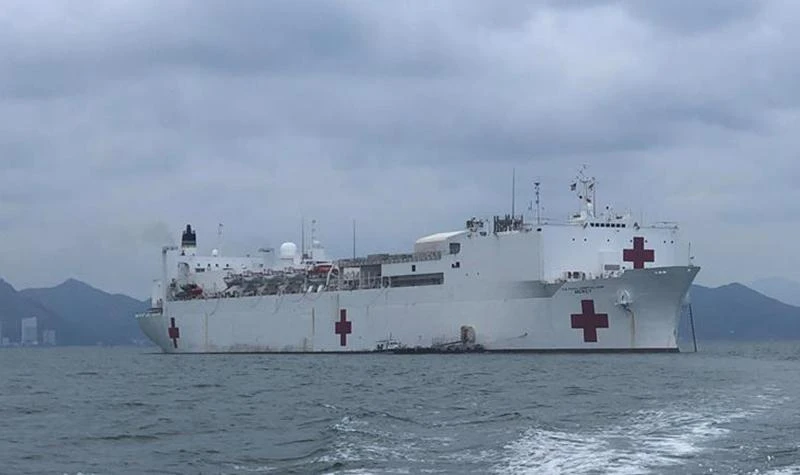 Tàu bệnh viện USNS Mercy trên vịnh Nha Trang, tỉnh Khánh Hòa hồi tháng 5-2018. Ảnh: TẤN LỘC