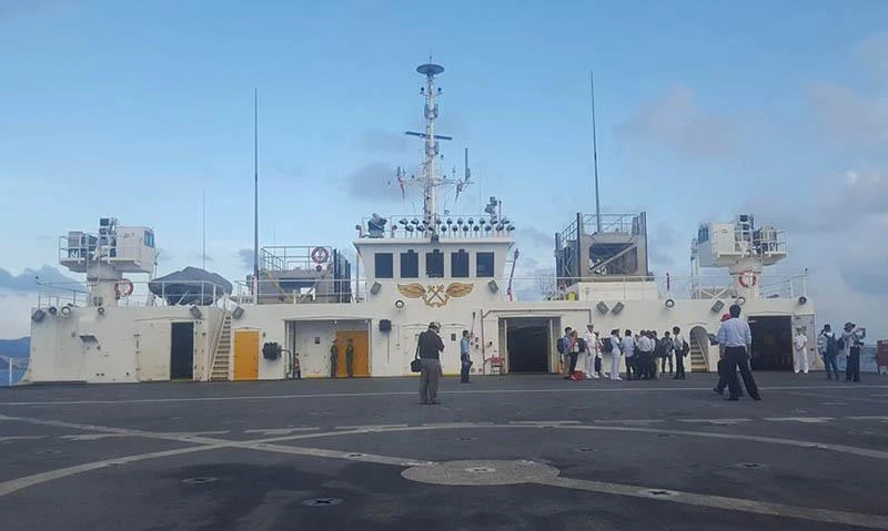 Trên boong tàu USNS Mercy. Ảnh: TẤN LỘC