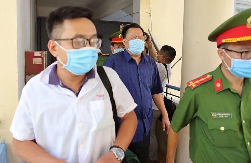 Ông Võ Tấn Thái, cựu Giám đốc Sở TN&amp;MT (giữa) khi bị bắt tạm giam. Ảnh: NGUYỄN CHUNG