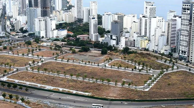 Khu vực đất sân bay Nha Trang cũ bị phân lô, bán nền. Ảnh: HUỲNH HẢI