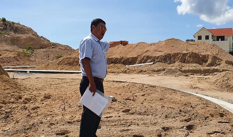 Ông Nguyễn Văn Độ trên khu đất của ông bị thu hồi. Ảnh: TẤN LỘC