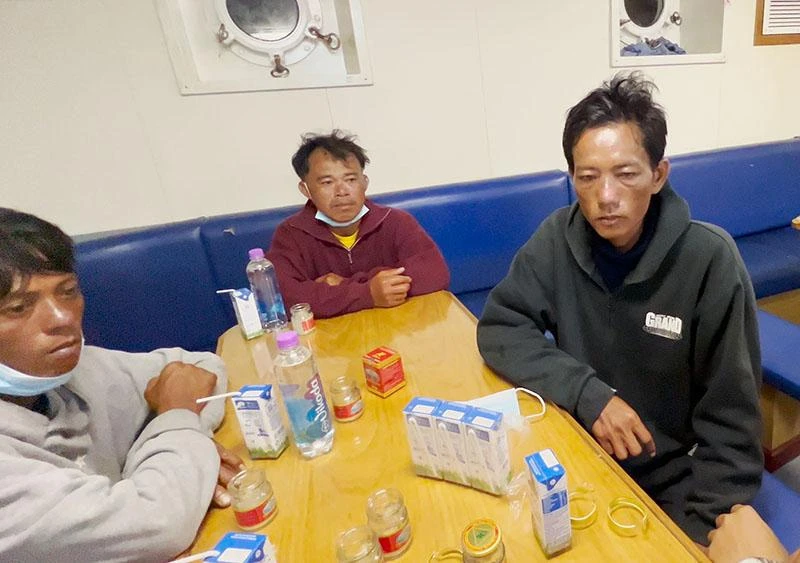 Các ngư dân Bình Thuận được cứu trên tàu Kiểm ngư 466. Ảnh: BÁO HẢI QUÂN VIỆT NAM